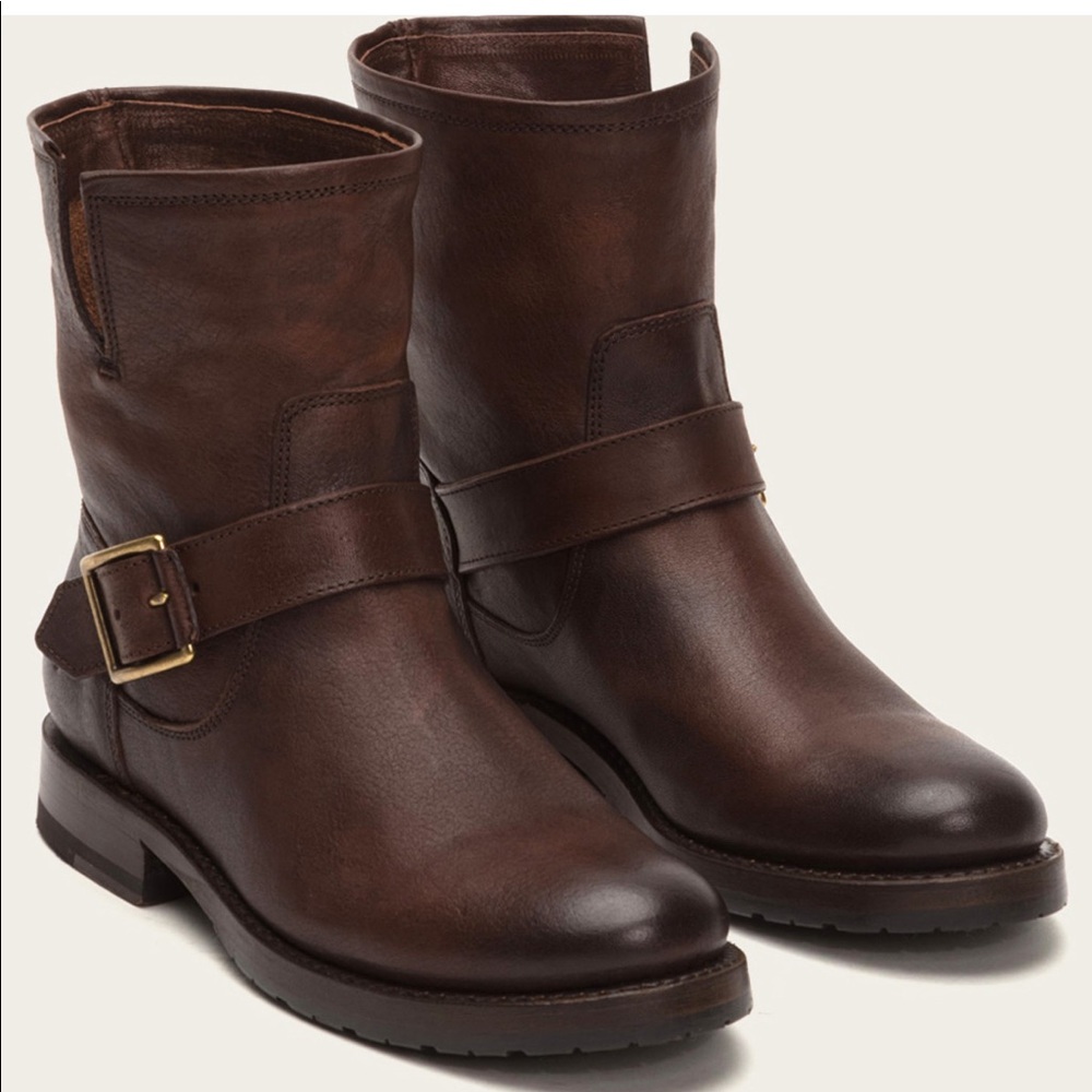 FRYE NATALIE SHORT ENGINEER DARK BROWN